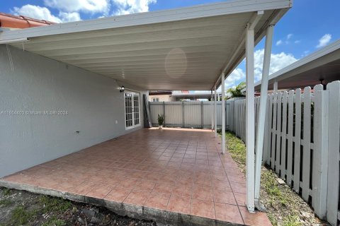 Villa ou maison à louer à Hialeah, Floride: 3 chambres, 118.36 m2 № 1348767 - photo 16