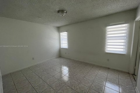 Casa en alquiler en Hialeah, Florida, 3 dormitorios, 118.36 m2 № 1348767 - foto 13