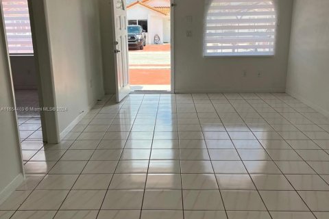 Casa en alquiler en Hialeah, Florida, 3 dormitorios, 118.36 m2 № 1348767 - foto 3