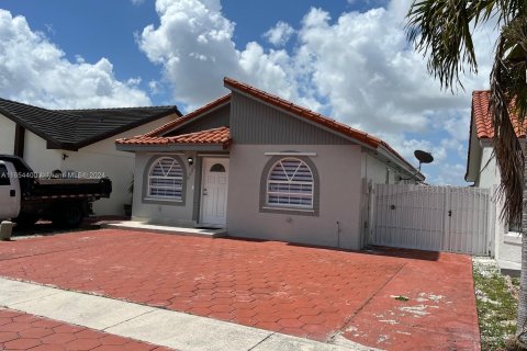 Villa ou maison à louer à Hialeah, Floride: 3 chambres, 118.36 m2 № 1348767 - photo 2