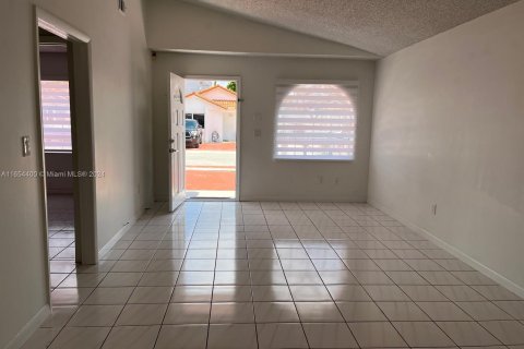 Villa ou maison à louer à Hialeah, Floride: 3 chambres, 118.36 m2 № 1348767 - photo 4