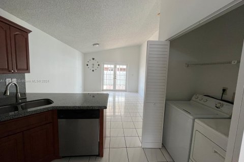 Casa en alquiler en Hialeah, Florida, 3 dormitorios, 118.36 m2 № 1348767 - foto 8