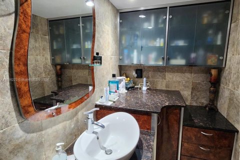 Condo in Sunny Isles Beach, Florida, 2 bedrooms  № 1237752 - photo 16