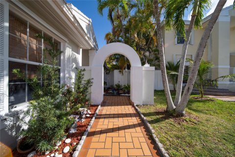 House in Miami, Florida 4 bedrooms, 155.05 sq.m. № 1210265 - photo 13