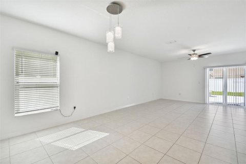 House in Zephyrhills, Florida 6 bedrooms, 239.69 sq.m. № 1419029 - photo 7