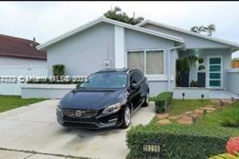 House in Miami, Florida 2 bedrooms, 90.86 sq.m. № 1404222 - photo 1