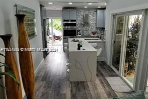 Villa ou maison à vendre à Miami, Floride: 2 chambres, 90.86 m2 № 1404222 - photo 2