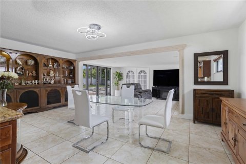 Villa ou maison à vendre à Miami, Floride: 5 chambres, 200.67 m2 № 1370460 - photo 10