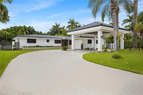 House in Miami, Florida 5 bedrooms, 200.67 sq.m. № 1370460 - photo 2