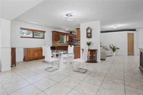 House in Miami, Florida 5 bedrooms, 200.67 sq.m. № 1370460 - photo 8