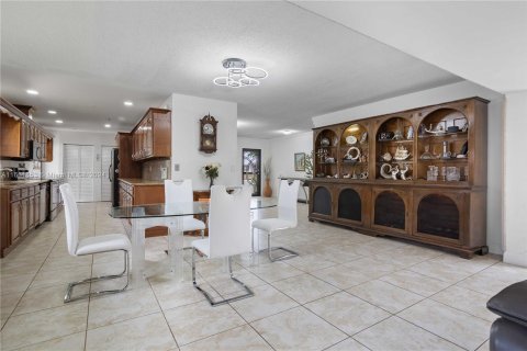 Villa ou maison à vendre à Miami, Floride: 5 chambres, 200.67 m2 № 1370460 - photo 9