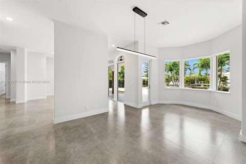 Villa ou maison à vendre à Hallandale Beach, Floride: 7 chambres, 506.13 m2 № 1132543 - photo 13