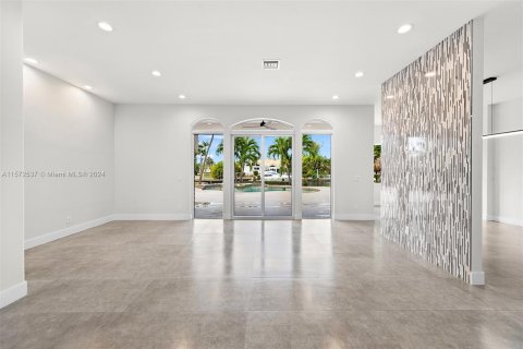 Villa ou maison à vendre à Hallandale Beach, Floride: 7 chambres, 506.13 m2 № 1132543 - photo 14