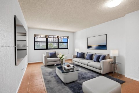 Condo in Hollywood, Florida, 1 bedroom  № 1176266 - photo 1