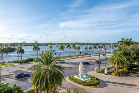 Condo in Hollywood, Florida, 1 bedroom  № 1176266 - photo 9