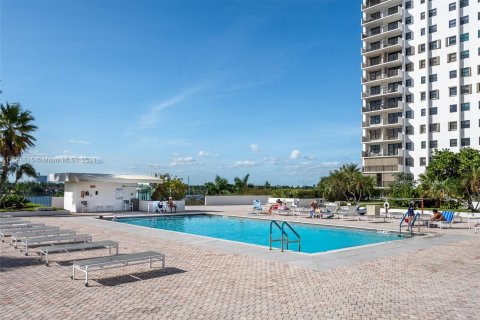 Condo in Hollywood, Florida, 1 bedroom  № 1176266 - photo 13