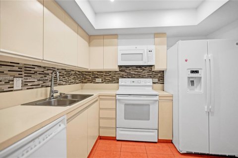 Condo in Hollywood, Florida, 1 bedroom  № 1176266 - photo 4