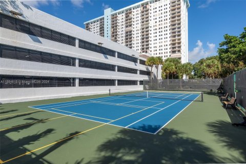 Condo in Hollywood, Florida, 1 bedroom  № 1176266 - photo 17