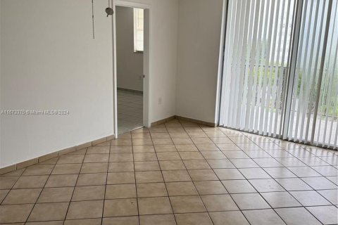 Condominio en alquiler en Miami, Florida, 2 dormitorios, 86.86 m2 № 1396191 - foto 3