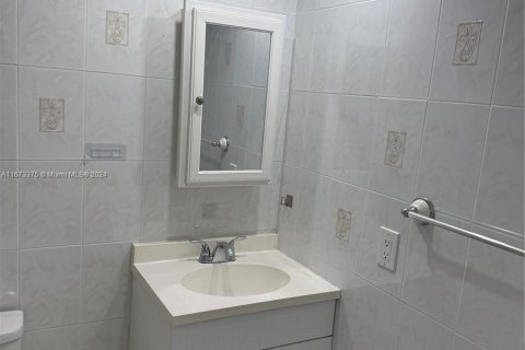 Condominio en alquiler en Miami, Florida, 2 dormitorios, 86.86 m2 № 1396191 - foto 13