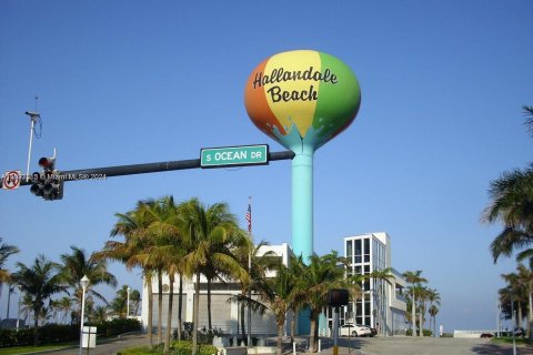 Condo in Hallandale Beach, Florida, 1 bedroom  № 1185762 - photo 20