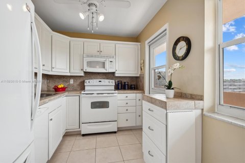 Condominio en venta en Hallandale Beach, Florida, 1 dormitorio, 77.11 m2 № 1185762 - foto 7