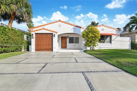 Villa ou maison à vendre à Surfside, Floride: 3 chambres, 170.38 m2 № 1401114 - photo 1