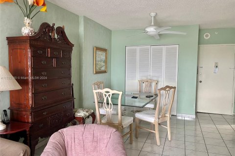 Condominio en venta en Sunny Isles Beach, Florida, 1 dormitorio, 65.5 m2 № 1007033 - foto 9
