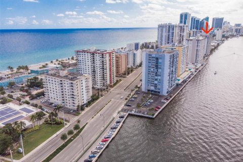 Condo in Hollywood, Florida, 1 bedroom  № 1225607 - photo 2