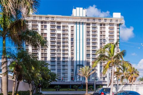 Condo in Hollywood, Florida, 1 bedroom  № 1225607 - photo 3