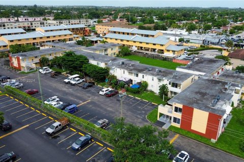 Condo in Hialeah, Florida, 1 bedroom  № 1348732 - photo 17