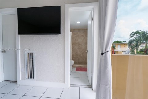 Condo in Hialeah, Florida, 1 bedroom  № 1348732 - photo 2