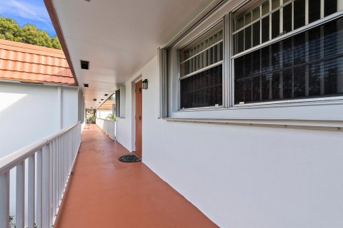 Condo in Stuart, Florida, 2 bedrooms  № 910005 - photo 1