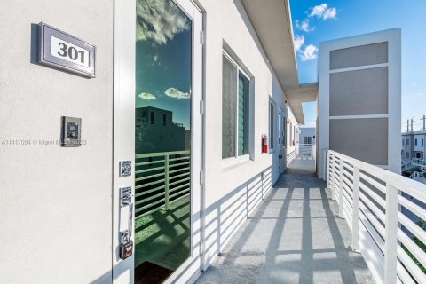 Condominio en alquiler en Doral, Florida, 3 dormitorios, 102.38 m2 № 608051 - foto 1