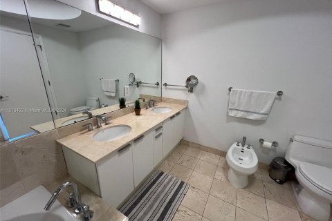 Condo in Aventura, Florida, 2 bedrooms  № 1240301 - photo 23