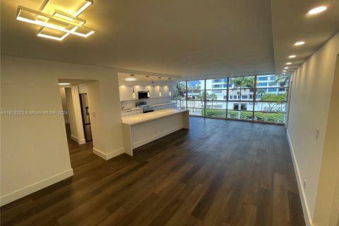 Condo in Hallandale Beach, Florida, 2 bedrooms  № 1234934 - photo 1