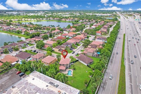 Villa ou maison à vendre à Miami, Floride: 4 chambres, 236.9 m2 № 1321063 - photo 3