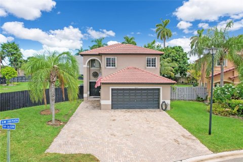 House in Miami, Florida 4 bedrooms, 236.9 sq.m. № 1321063 - photo 1