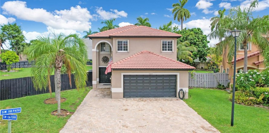 House in Miami, Florida 4 bedrooms, 236.9 sq.m. № 1321063