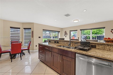 Casa en venta en Miami, Florida, 4 dormitorios, 236.9 m2 № 1321063 - foto 16