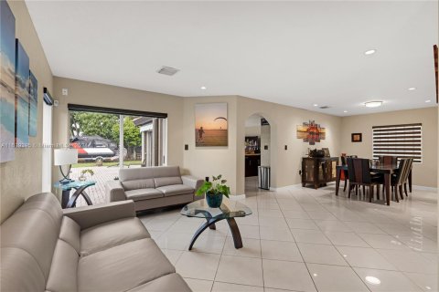 Villa ou maison à vendre à Miami, Floride: 4 chambres, 236.9 m2 № 1321063 - photo 6