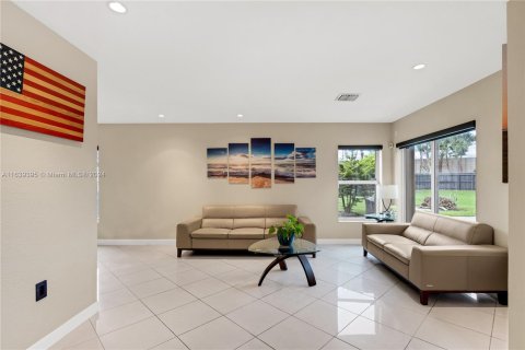 House in Miami, Florida 4 bedrooms, 236.9 sq.m. № 1321063 - photo 9