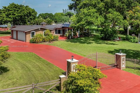 Villa ou maison à vendre à Davie, Floride: 5 chambres, 217.11 m2 № 1309188 - photo 1