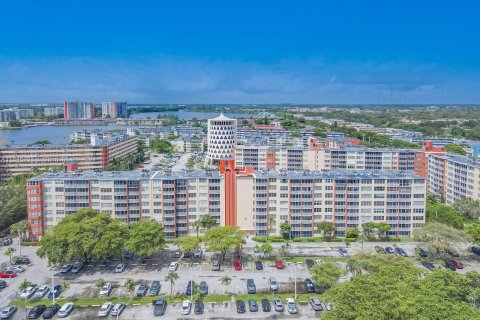 Condo in Miami, Florida, 2 bedrooms  № 1355060 - photo 1