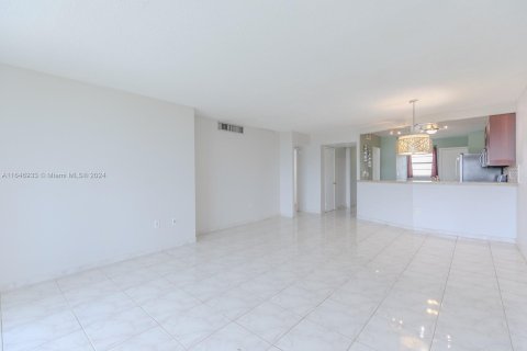 Condo in Miami, Florida, 2 bedrooms  № 1355060 - photo 10