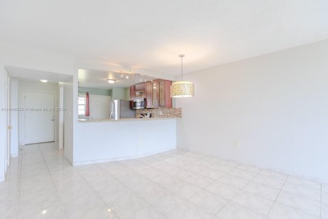 Condo in Miami, Florida, 2 bedrooms  № 1355060 - photo 11