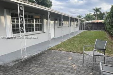 House in Wilton Manors, Florida 2 bedrooms, 156.63 sq.m. № 1355061 - photo 12