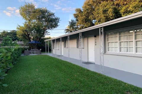 House in Wilton Manors, Florida 2 bedrooms, 156.63 sq.m. № 1355061 - photo 3