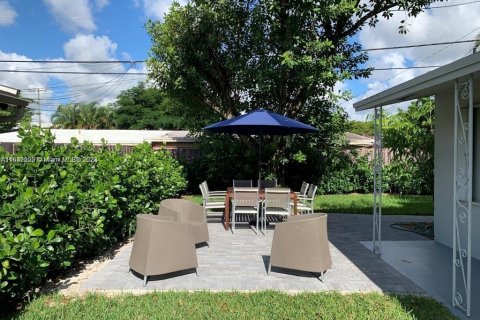 House in Wilton Manors, Florida 2 bedrooms, 156.63 sq.m. № 1355061 - photo 14