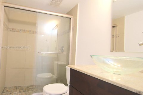 Condo in Miami Beach, Florida, 1 bedroom  № 1332403 - photo 17